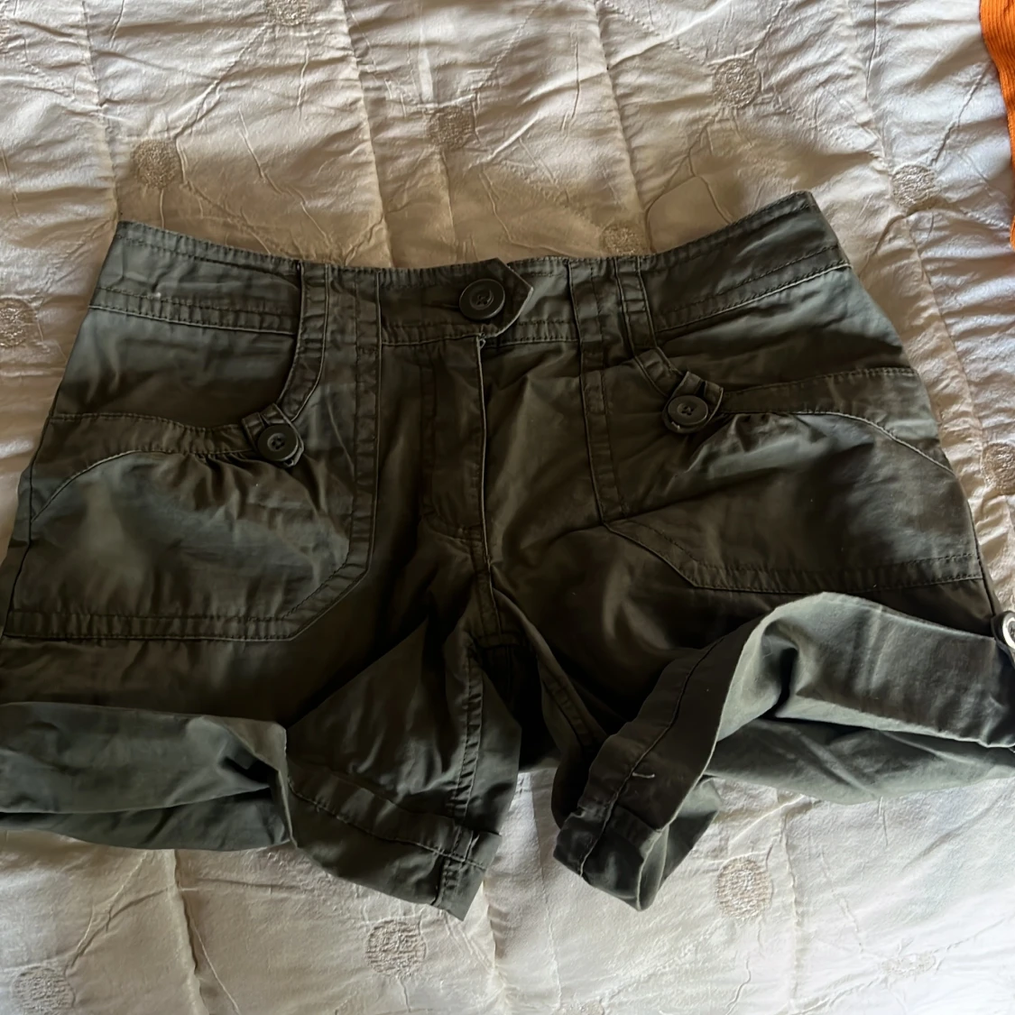 Olivgröna shorts från H&M