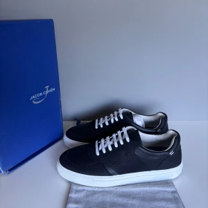 Jacob cohens  - Säljer ett par sjukt ovanliga Jacob cohens i nyskick! Cond 10/10 helt nya med box. Storlek 44 Kommer med OG box och dustbags. Boxen är lite skadad 