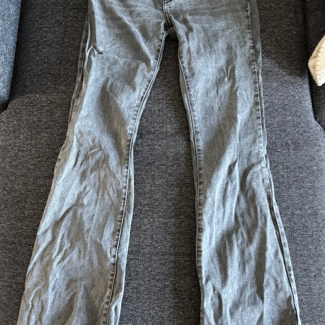 Grå jeans med bootcut från ginatricot