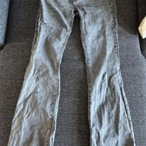 Grå jeans med bootcut från ginatricot - Säljer mina gråa jeans från Gina, har sprättat upp dom då jag ville att dom skulle bli längre🤍