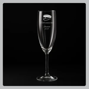 Champagneglas - Studentglas - Nytt och oanvänt! Går köpa flera om så önskas. Perfekt present eller ett elegant glas att ha på själv.  Graverad detalj – Gravyr enligt bild med en unik touch. Specifikationer: Antal: 1st Höjd: 21 cm Volym: 21 cl Material: Glas Gravyr: Enligt angivet motiv Leverans 1 - 4 arbetsdagar