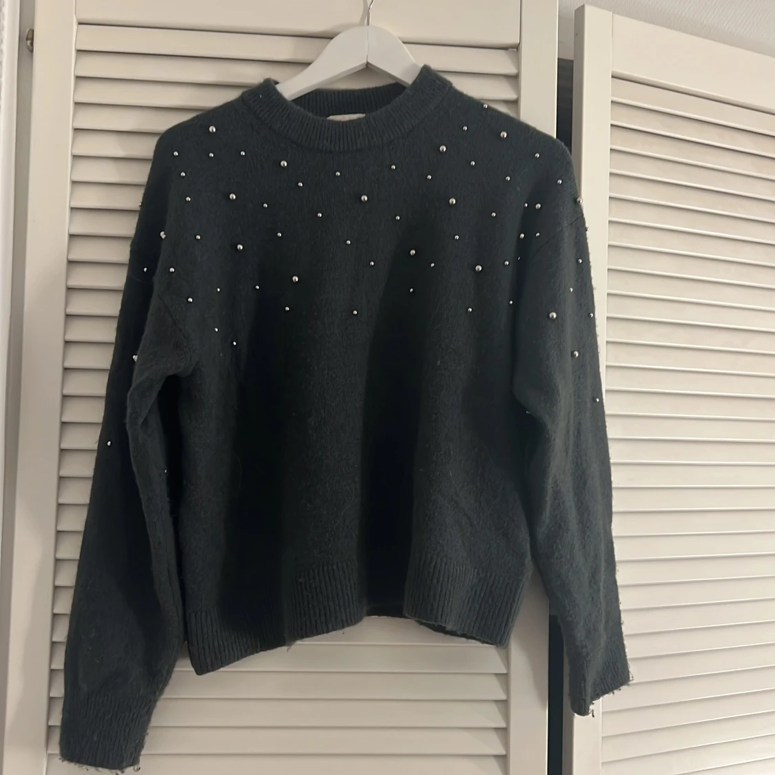 Mörkgrå stickad tröja med pärlor