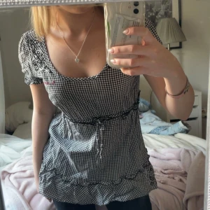 Rutig topp  - Söt svart och vit topp som inte kommer till användning 