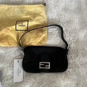 Fendi väska - Intressekoll på den här sjukt najs svarta Fendi väskan🩵 Bra skick förutom små märken som man kan se på sista bilden, har äktenhetsbevis samt dustbag