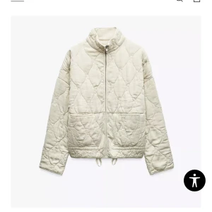 Zara jacka - Säljer en slutsåld vit/beige jacka från Zara i storlek S. Jackan är använd någon enstaka gång men den ser ut som ny. Den har inga fläckar eller andra defekter. Säljer då den inte kommer till användning. 💗💕