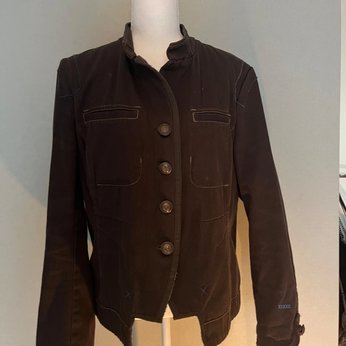 Mörkbrun kavaj med knappar - 1