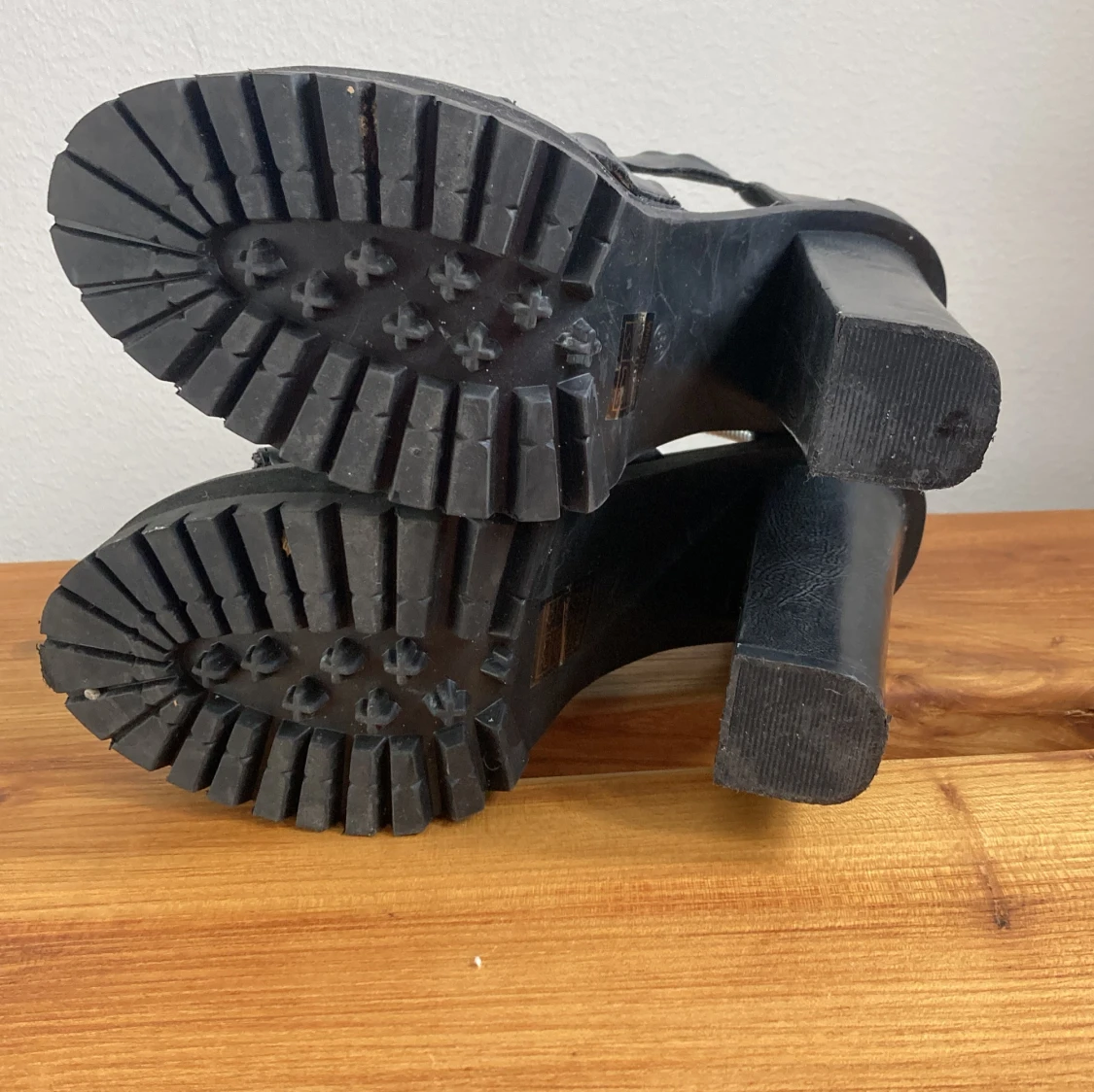 Svarta chunky klackskor med spänne - 4