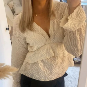 Topp ginatricot - Helt ny tröja från ginatricot. I strl M, skriv vid frågor eller funderingar!💗😊