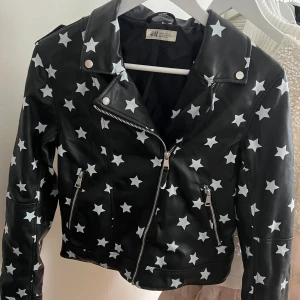 Svart skinnjacka med stjärnor  - Svart skinnjacka med stjärnor 🖤barnstorlek men stor i storleken så passar mer xs/s!