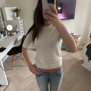 Vit fin stickad topp - Jätte fin stickad tshirt. Använd fåtal gånger. Storlek XS