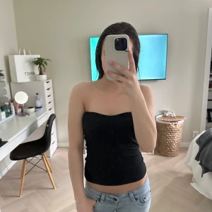 Svart tubtopp - Jätte basic åååhh sååå snygg till sommaren. Använd fåtal gånger. Storlek XS