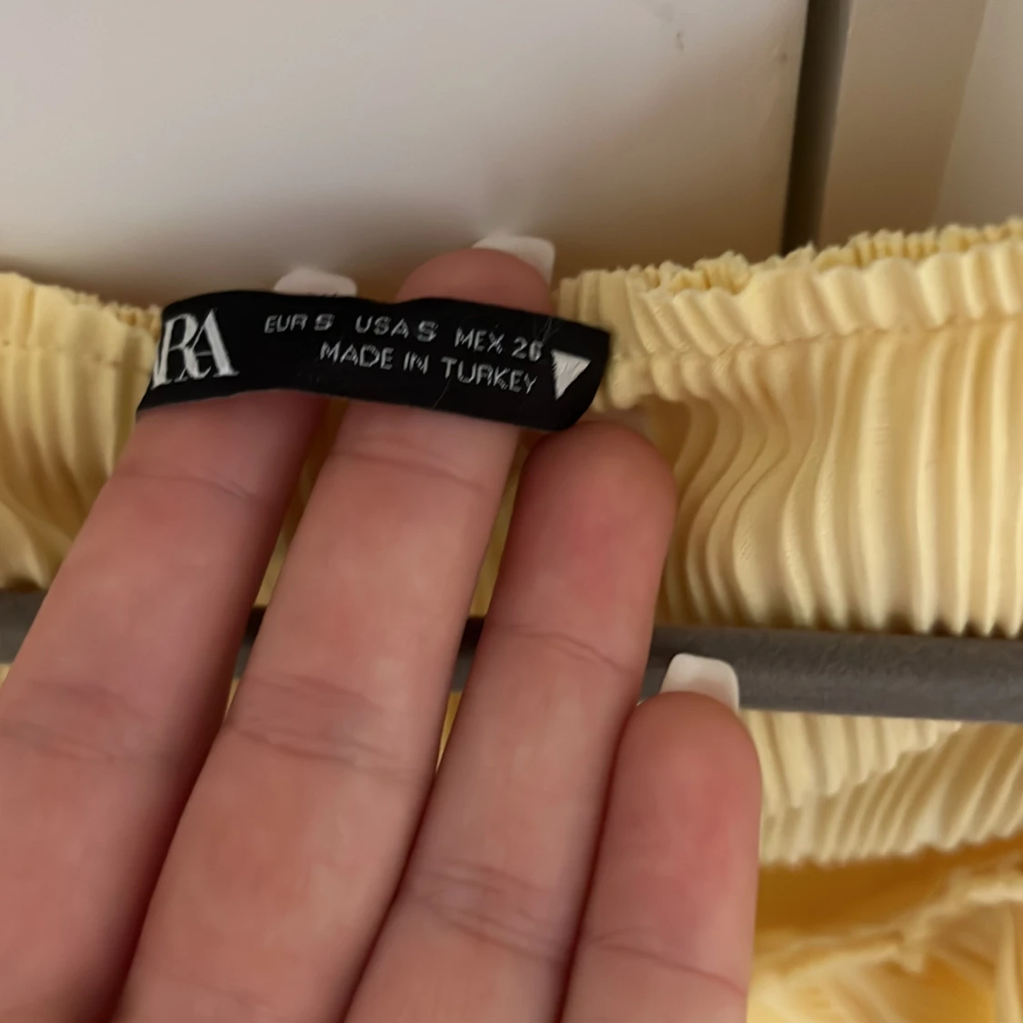 Gul volangprydd ärmlös topp från Zara - 1