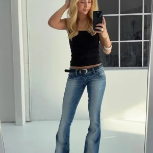 Blå bootcut jeans från gina 14+ - Skit snygga slutsålda jeans från Gina 14+. I storlek s men de är väldigt stretchiga så skulle antagligen passa en m också. Jag har använt de en gång men säljer eftersom att de är för stora. Tveka inte om du har några frågor. Pris kan diskuteras vid snabbt köp.🥰