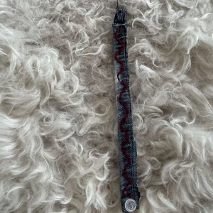 Jeansarmband med röda detaljer  - Super snyggt jeans armband med röda detaljer!! 🔥🫶💝