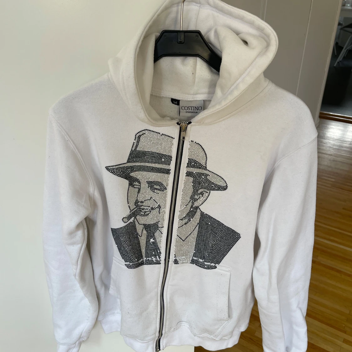 Vit hoodie med tryck från Costino