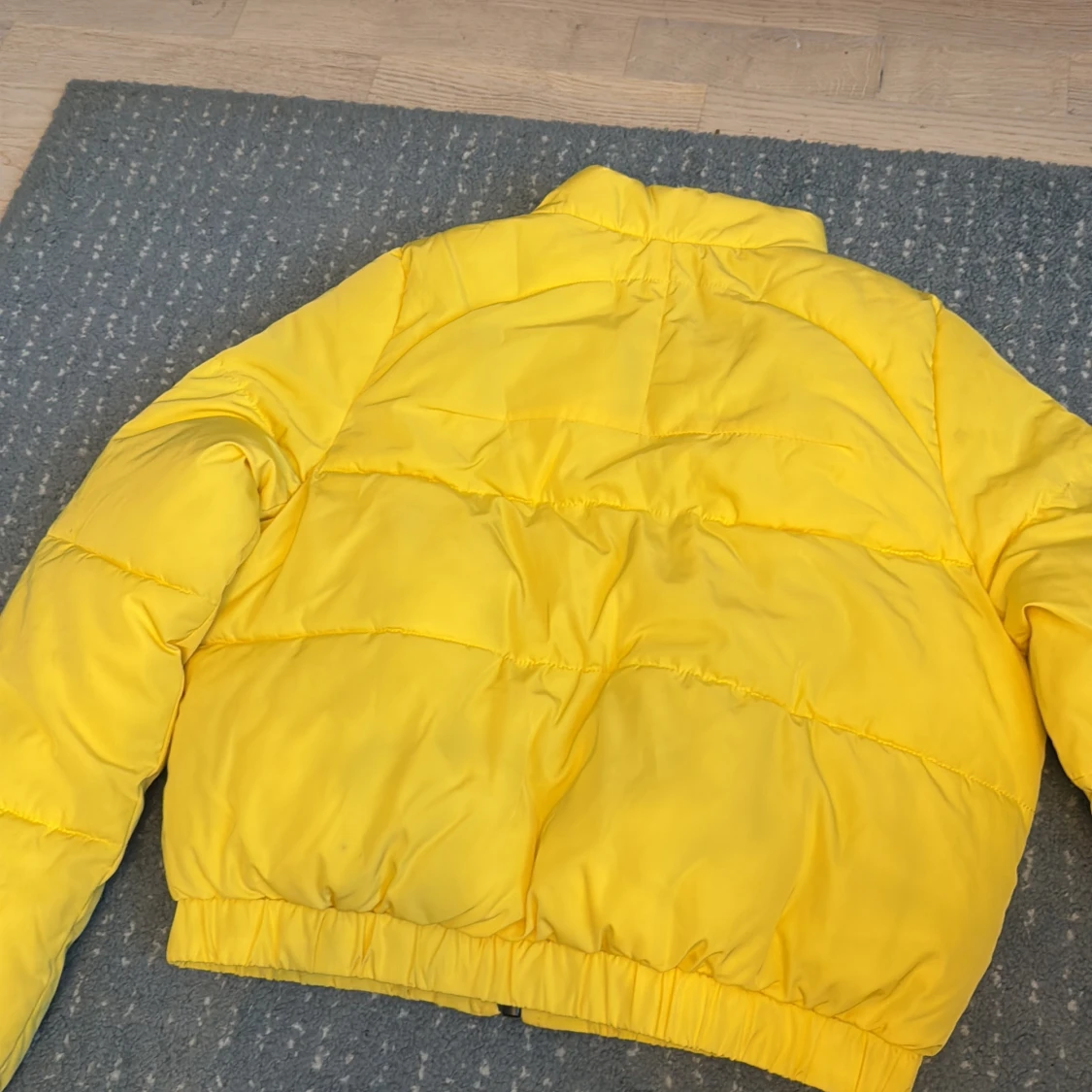 Gul pufferjacka från H&M Divided - 2