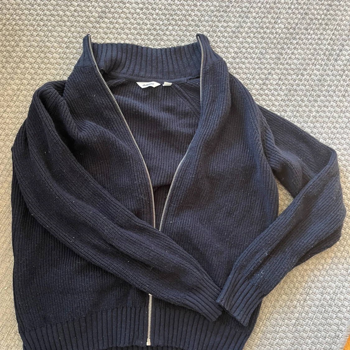 Mörkblå stickad kofta från Dobber