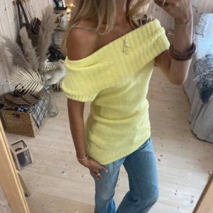 Off shoulder tröja - SUPER snygg, LÅNADE BILDER!!