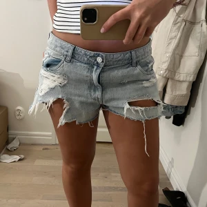 Jeansshorts - Säljer dom perfekta jeansshortsen, passar bra på mig som har S-M!