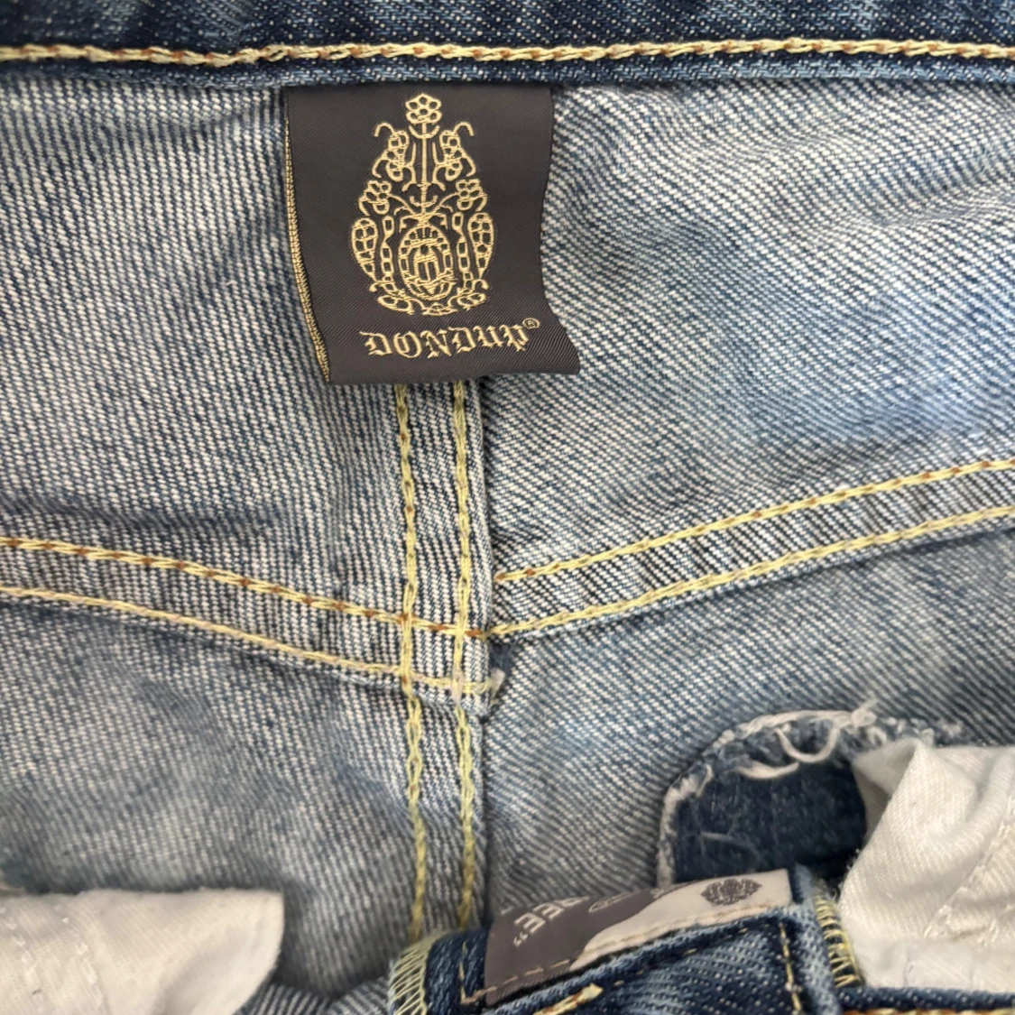 Blå jeans från Dondup med slitningar - 2