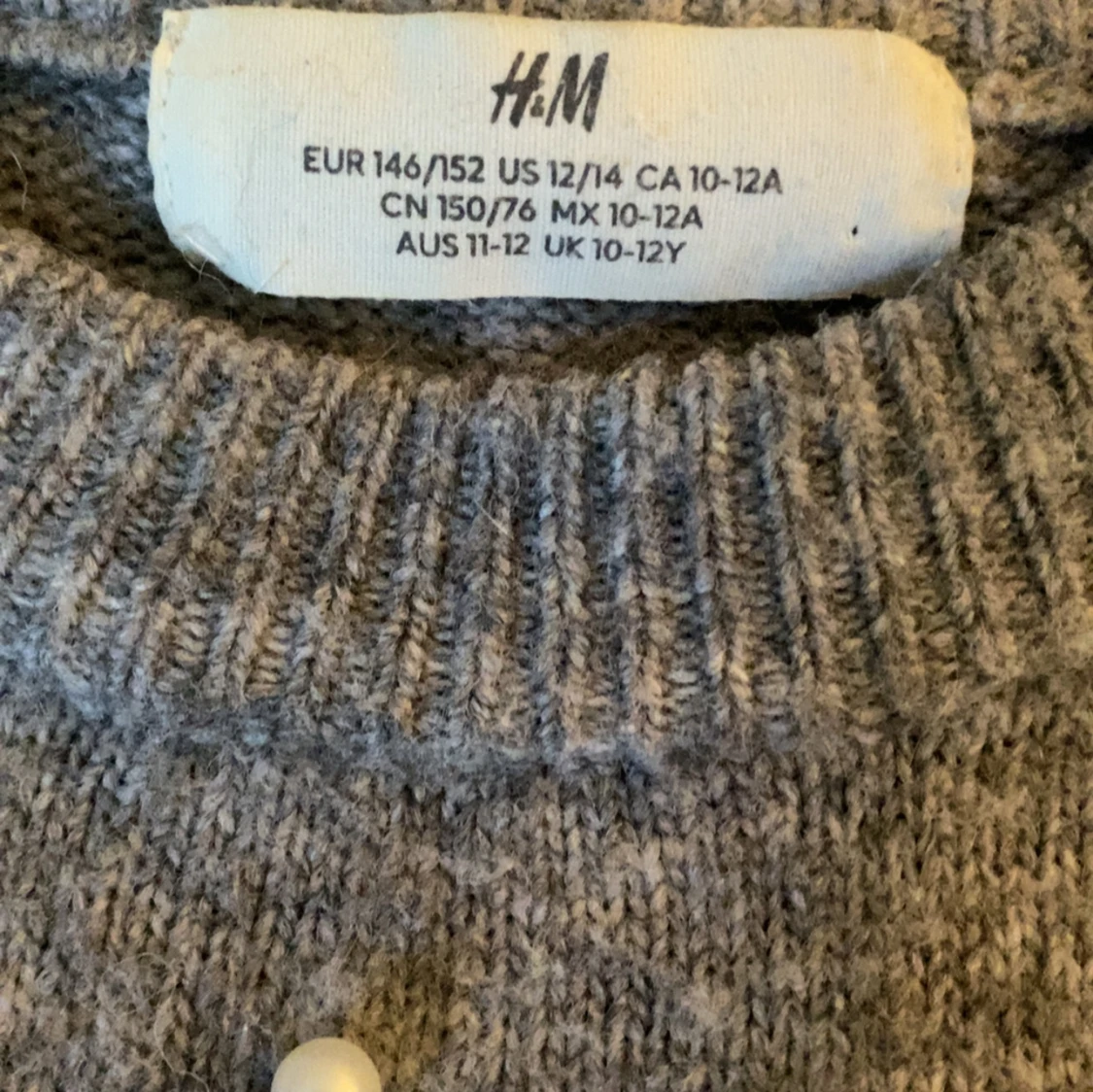 Grå stickad tröja med pärlor  - 2
