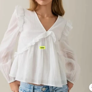 Vit blus från Gina - Säljer denna fina vita blus med volanger från Gina Young säljer då den inte passar pris kan diskuteras var inte rädd att fråga💕