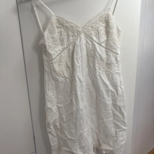 Vit kort klänning med spets från Zara - Supersöt vit kort klänning från Zara i storlek XS. Perfekt för allt💛