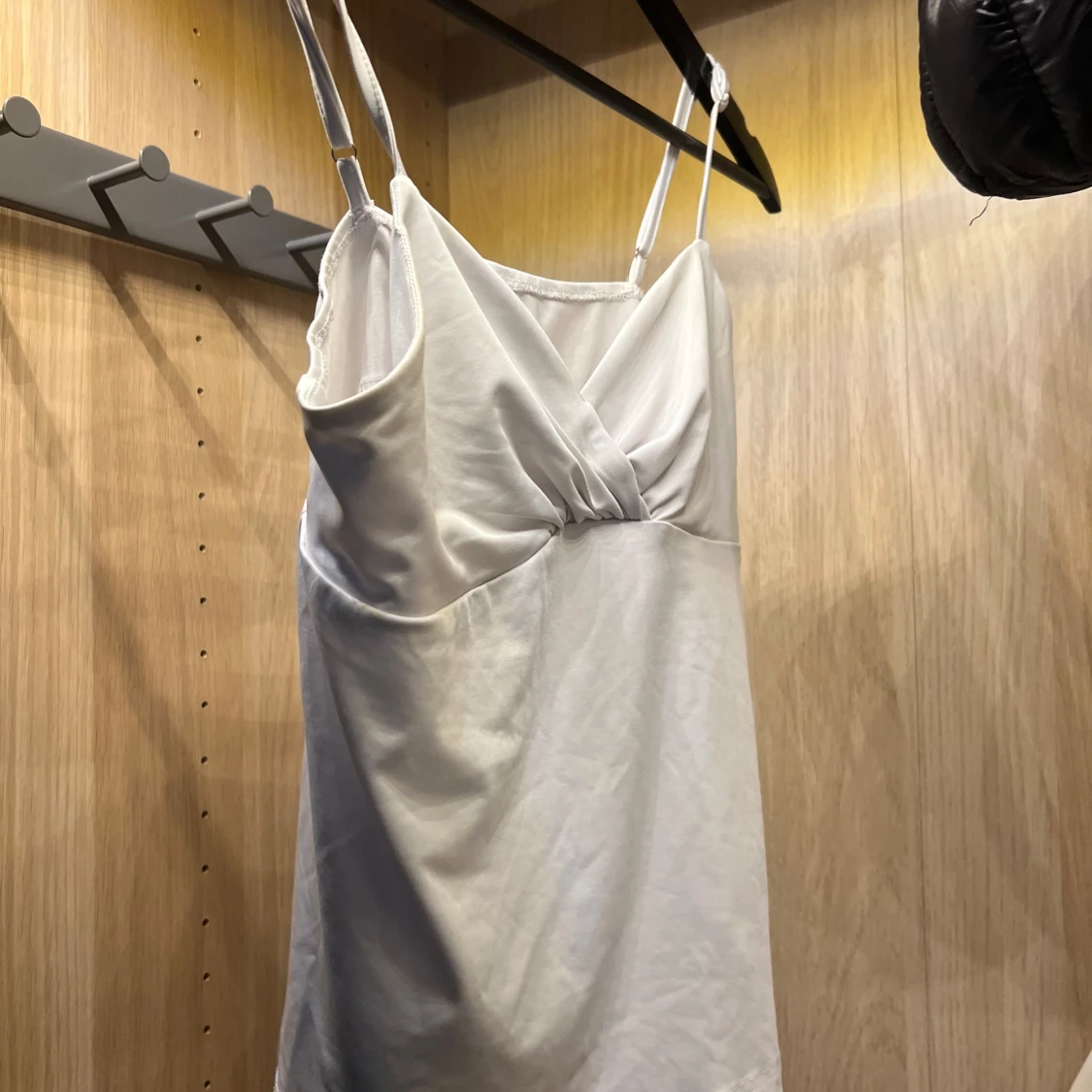 Vit omlott linnetopp med smala band - 2