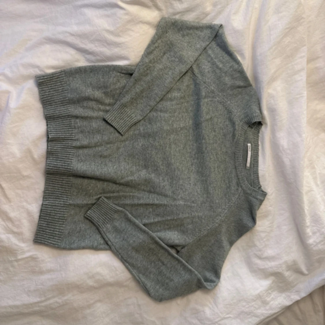 Grå stickad tröja  - 1