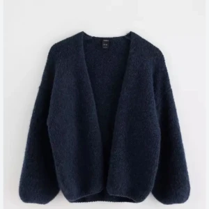 Lindex kofta  mörkblå  - Säljer min kofta från lindex ! Superfin och helt slutsåld i denna storlek och färg ❤️