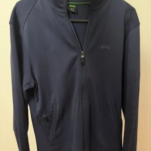 Hugo boss zip up - En jätte fin zip up utan några fel på den i storlek S köpt från boozt, mer info eller frågor är det bara att skriva