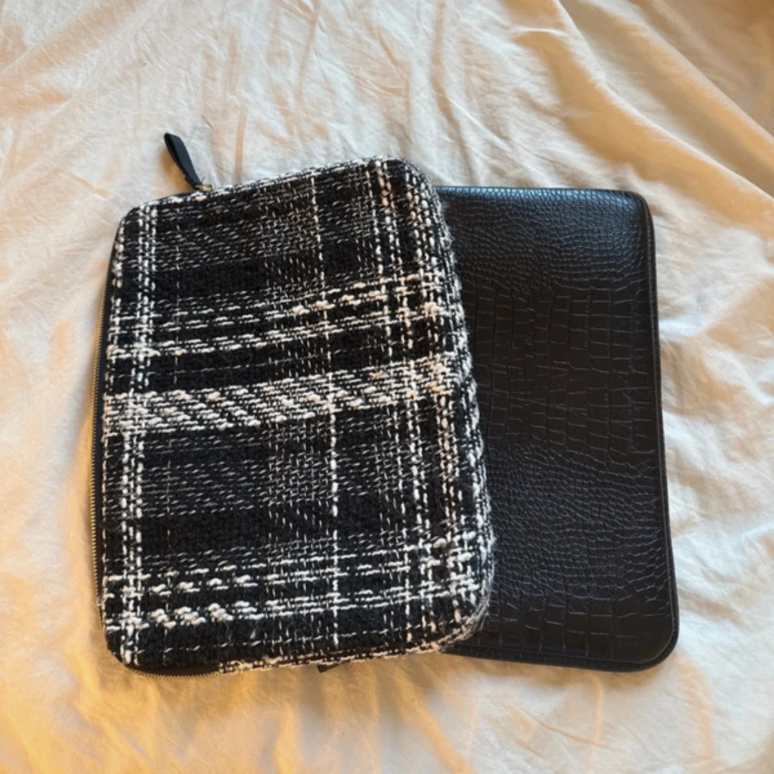 Svart och vit rutig datorväska