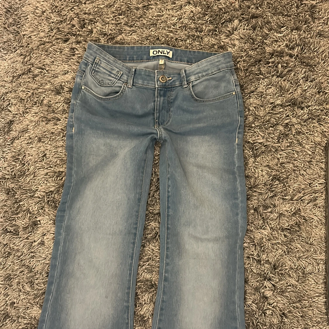 Blå bootcut jeans från ONLY