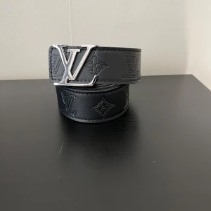 L.V Bälte - L.V bälte helt nytt aldrig använt bra kvalitet skriv om ni har frågor eller är intresserade 