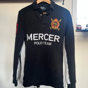Ralph lauren rugbytröja - Säljer denna svarta rugbytröjan från Ralph lauren i storlek S, kanonskick!