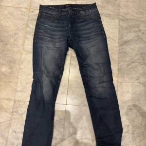 Mörkblå jeans från Jack & Jones - Säljer dessa riktigt snygga Jack & Jones jeans i en cool mörkblå tvätt. Passformen är slim och dessa är i mycket bra skick! Storlek: 29/30 Nypris: 700kr 