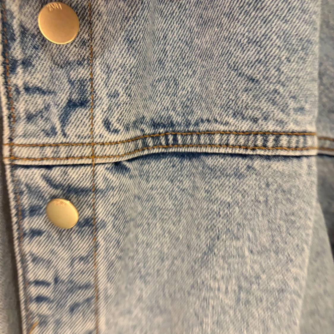 Ljusblå jeansjacka med knappar - 2