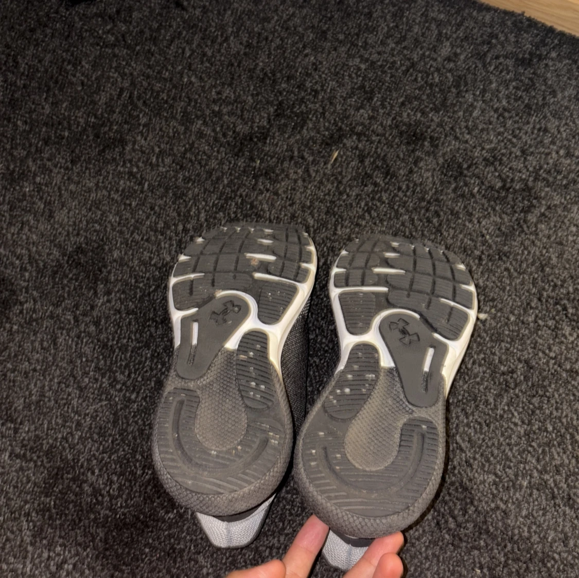 Svarta Under Armour HOVR sneakers - 4