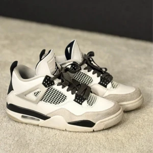 Nike Air Jordan 4 retro millitary  - Säljer nu mina fina jordans 4, har bytt till ett grått snöra själv så original är med vitt och tillkommer såklart. Använd 2-3 gånger så nästan som nya. Köpta på merchsweden för ca 5 tusen. Pris kan diskuteras