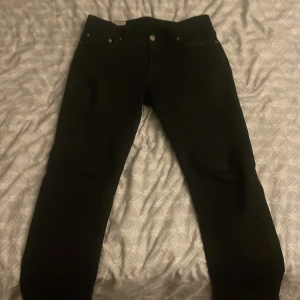 Svarta Levi's 511 regular jeans - Svarta Levi's 510 jeans med regular passform och klassisk femficksdesign. Snyggt stilrena med svart läderpatch bak och Levi's röda etikett på bakfickan. Perfekta för dig som gillar en skön passform och vill ha ett par jeans som funkar till allt.