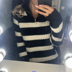 Svartvit randig stickad tröja Only - Säljer en ribbad stickad tröja från Only. Helt ny och oanvänd. Nypris 499