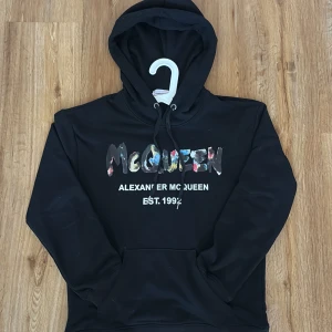 Alexander McQueen Hoodie - Säljer nu min riktiga stilrena Alexander McQueen Hoodie, perfekt för dig som vill sticka ut lite ur mängden. Storlek L i barnstorlek men sitter ungefär som en S. Finns äkthetsbevis vid förfrågan, tagg tillkommer även vid köp