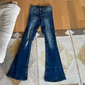 Weekday jeans low waidt bootcut - Jag säljer dessa jeans för dom var för små när jag fick hem dom( nytt skick). Pris kan diskuteras