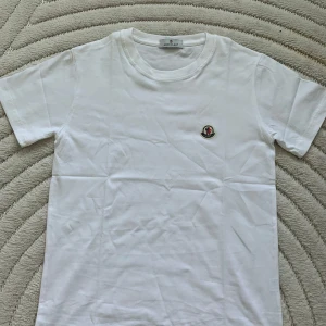 Moncler T-shirt - Pris kan diskuteras vid en snabb affär.