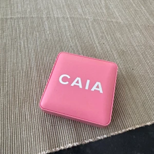 CAIA Matte Blush Troublegum - Säljer en CAIA Matte Blush i färgen Troublegum. Rougen kommer i en snygg rosa fyrkantig dosa med spegel och har en matt finish. Perfekt för att ge kinderna en fräsch rosa ton. Dosan är kompakt och lätt att ta med i väskan.