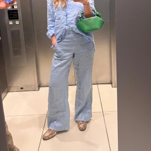 Ljusblå linnebyxor med wide fit - Säljer ett par ljusblå linnebyxor med skön wide fit och medelhög midja. Köpta på Mallorca för 1000kr