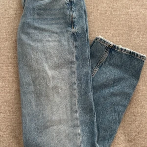 ljusblå raka jeans - lowrise  - Blåa lowrise jeans från Gina tricot, använda fåtal gånger. Strl 32, är vanligtvis en strl 34 och dem passar mig.