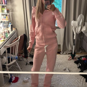 Russe sett - Jättemysig russedress ifrån Russemerch, fin rosa färg, kan finnas nån liten fläck nånstans men inget som syns när man har på de. 