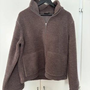 Teddy jacka - Säljer den virala teddy jackan från lager 157. Den har aldrig används,  är i storlek L och är perfekt för nu i höst☺️