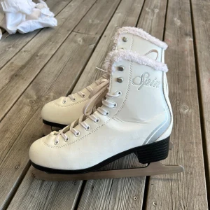 Vita skridskor Spin med päls !! - Skridskor använd få gånger i vintras, skriv om du har några frågor❤️